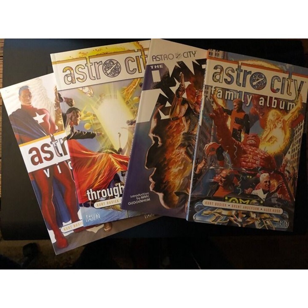 Astro City - THE DARK AGE 1+,Fam Album, Through open Doors+Victory TPB
